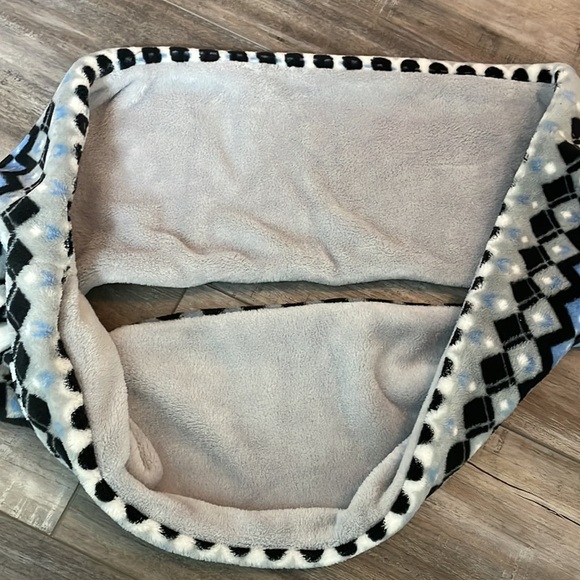 Vera Bradley Fleece Loop Infinity Scarf Blue Penguins Intarsia - Picture 3 of 5